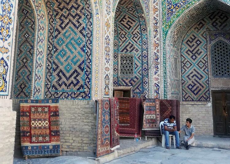 Uzbekistan on parin viime vuoden aikana satsannut korruption kitkemiseen, mikä osaltaan edistää myös matkailua. Mattokauppiaat odottelevat asiakkaita Samarkandissa.