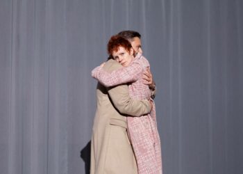 Iina (Minna Haapkylä) ja Sampo (Pyry Nikkilä) puhuvat toistensa ohi, mutta kumpikaan ei yksin ole tähän syyllinen.