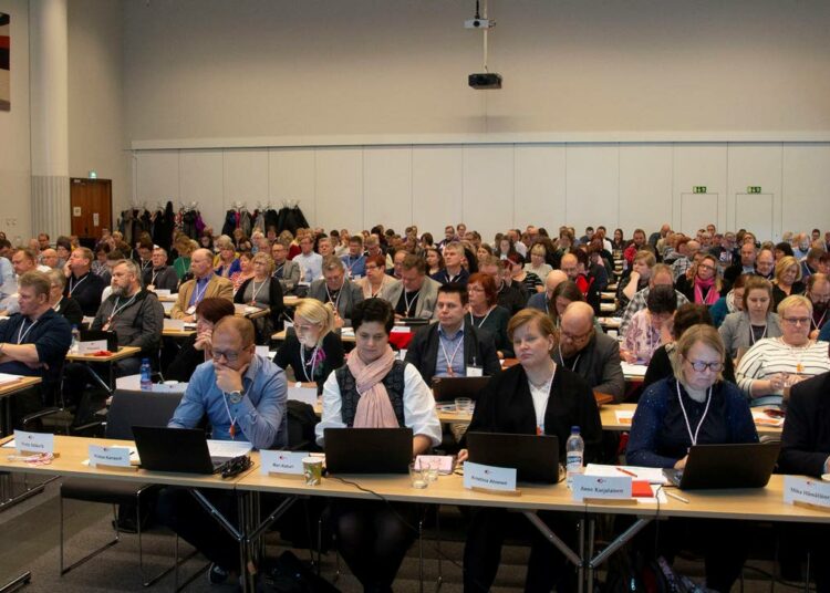 Nykyhallitus on heikentänyt naisten ja varsinkin pienipalkkaisten naisten asemaa, todettiin JHL:n edustajiston syyskokouksessa Vantaalla.