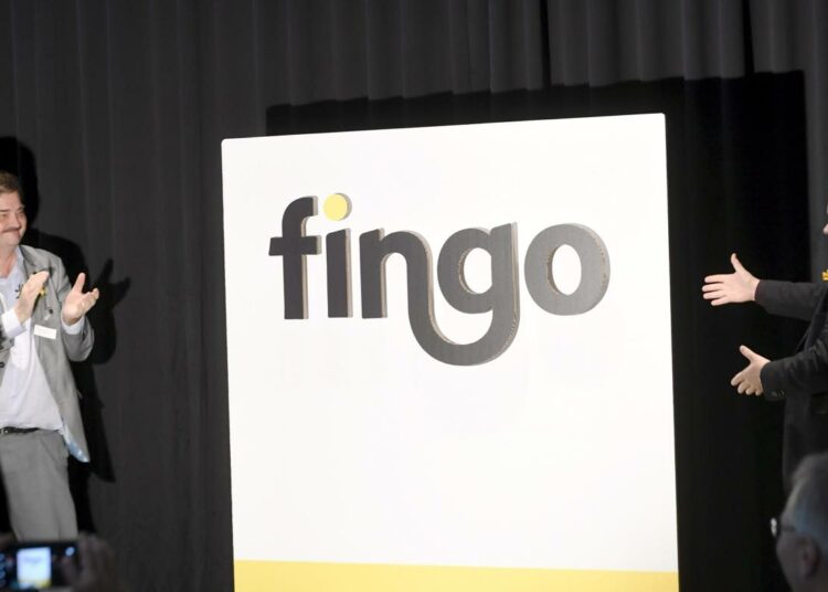 Entiset johtajat, Kepan toiminnanjohtaja Timo Lappalainen (vas.) ja Kehyksen pääsihteeri Rilli Lappalainen paljastivat uuden kehitysjärjestön Fingon logon järjestön julkistamistilaisuudessa Helsingissä.