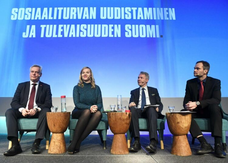 STTK järjesti neljän kannatusmittauksissa suurimman puolueen tentin, johon osallistuivat SDP:n puheenjohtaja Antti Rinne (kuvassa vas.), keskustan varapuheenjohtaja Katri Kulmuni, vihreiden puheenjohtaja Pekka Haavisto ja sisäministeri ja kokoomuksen Kai Mykkänen.