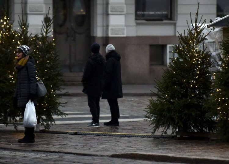 Tuloverojen korvaaminen kulutus- ja haittaveroilla tai arvonlisäveron korotuksilla kolahtaa suhteellisesti eniten pienituloisiin.