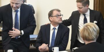 Keskustan kansanedustaja Markus Lohi lohduttaa Juha Sipilää hallituksen eroilmoituksen jälkeen. Vieressä maa- ja metsätalousministeri Jari Leppä.