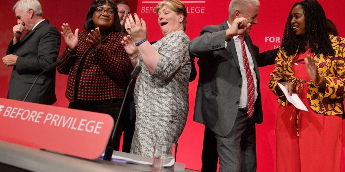 Labourin puoluejohto tanssahteli puheiden jälkeen puoluekokouksessa viime viikon tiistaina. Kuvassa keskellä työväenpuolueen varjohallituksen ulkoministeri Emily Thornberry.