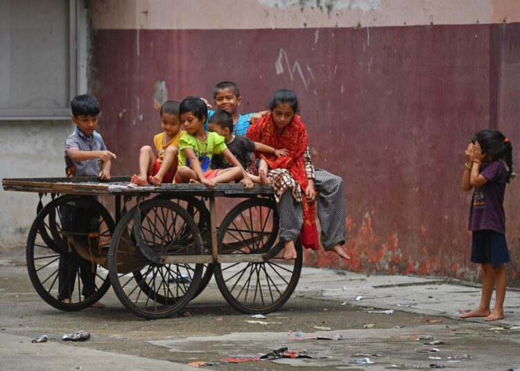 Lapsia leikkimässä Mumbaissa, Intiassa.