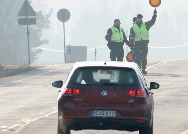 Tampereen yliopistolla toimivan julkisoikeuden apulaisprofessori Pauli Rautiaisen mukaan valtioneuvosto kaappasi itselleen koronaepidemian aikana liian vahvan roolin ja lipsui oikeusvaltiollisuuden kunnioittamisesta.