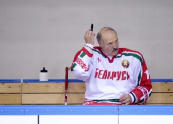 Valko-Venäjän johtaja, jääkiekkoiluun intohimoisesti suhtautuva Aljaksandr Lukašenka ei ole antanut merkkejä poliittisen toimintakulttuurin muutoksesta. Kuvassa Lukašenka IIHF:n näytösottelussa vuonna 2014.