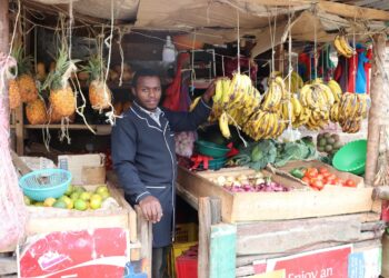 Joseph Lowasa Baraka vihannes- ja hedelmäkojussaan Nairobissa. Kenian koronasulkujen aikana kauppiaat ovat pysytelleet poissa toreilta ja alkaneet suosia digitaalisia kauppa-alustoja.