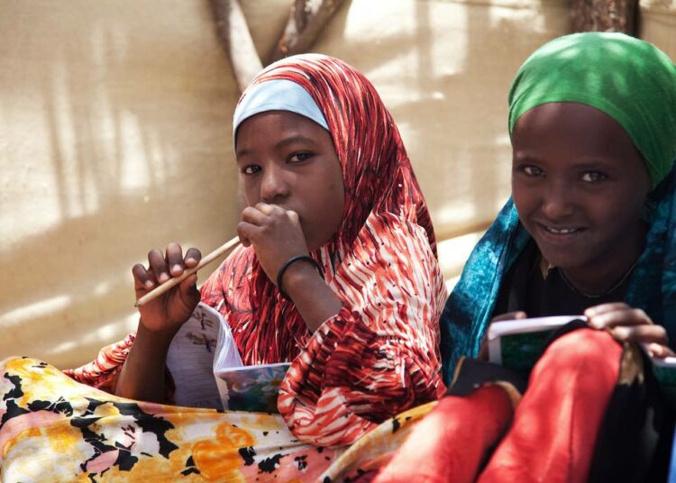 Somalimaalaisia koulutyttöjä. Koulun järjestäminen paimentolaisperheiden lapsille vaatii paimentolaisen elämäntavan huomioimista. Esimerkiksi koulupäivä alkaa vasta puolenpäivän jälkeen, sillä vasta silloin lapset vapautuvat kotivelvollisuuksistaan.