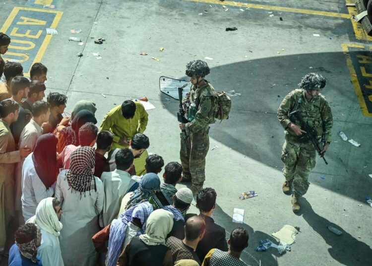 Yhdysvallat joutui lähettämään sotilaita turvaamaan evakuointia Kabulin lentokentällä. Lentokenttä on ainoa poistumisreitti Talebanin valloittamassa maassa.