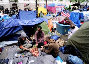 Occupy Wall Streetin leiri New Yorkin Zuccotti Parkissa lokakuussa 2011. Protesti aloitettiin 17. syyskuuta ja poliisi tyhjensi paikan 15. marraskuuta.