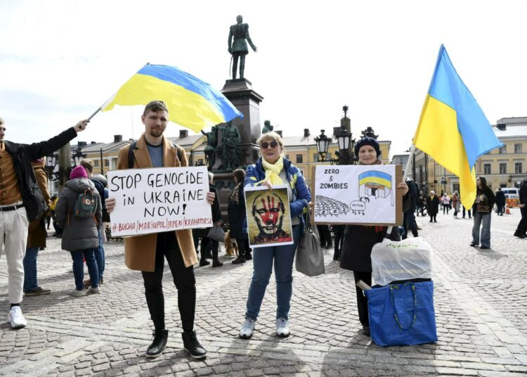 Helsingissä osoitettiin solidaarisuutta Ukrainalle pääsiäismaanantaina.