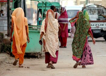 Joukkoliikenne on ollut Pakistanin naisille epämiellyttävää, jopa vaarallista, sillä säännönmukaisesti he ovat joutuneet seksuaalisen ahdistelun kohteiksi. Peshawarin kaupunkiin on rakennettu pikabussilinja, jossa naiset saavat matkustaa rauhassa. Myös hinta on halvempi kuin aikataulussa pysyminen toista luokkaa kuin yksityisillä busseilla, joille ei aiemmin ollut vaihtoehtoa.