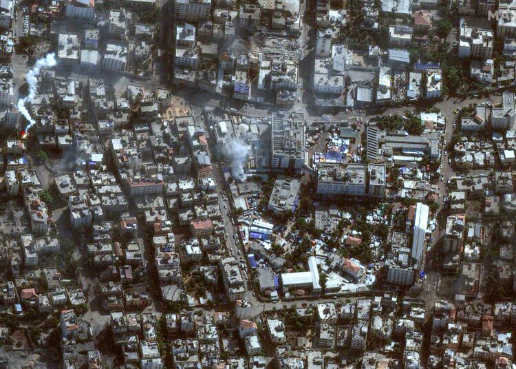 Tuhansia ihmisiä on kuollut Israelin Gazaan tekemissä iskuissa. Satelliittikuvassa näkyy, kuinka talot ovat raunioituneet alueella.