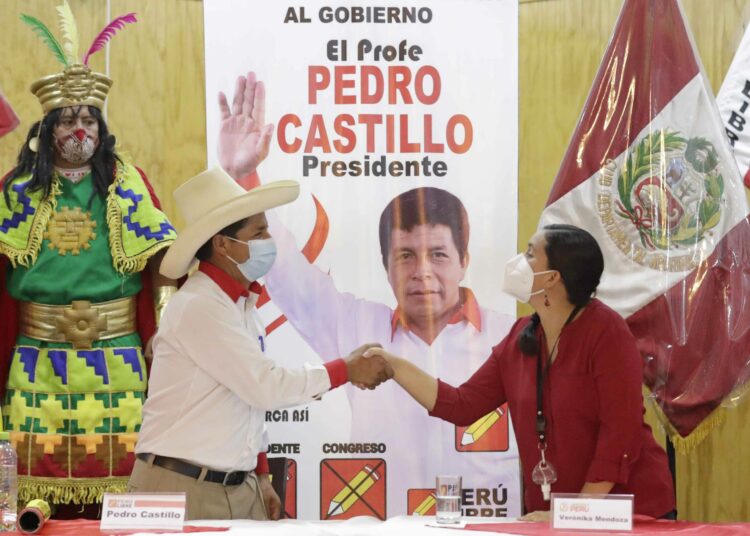 Verónika Mendozan (oik.) Nuevo Perú -puolue tuki Pedro Castillon hallitusta Perussa.