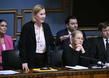 Sosiaali- ja terveysministeri Kaisa Juuso (ps.) antoi kansalaisten kuulla kunniansa Lapin-vierailullaan.