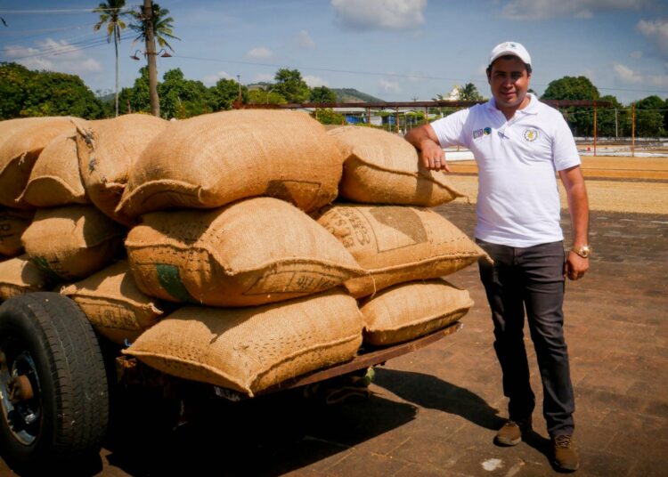 El Salvadorin läntisessä Izalcon kunnassa toimivan maataloustyöntekijöiden yhdistyksen vientivastaava Josué Mira kahviosuuskunnan kuivauspihoilla.