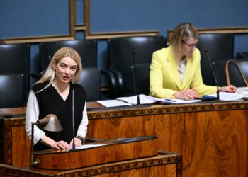 Mai Kivelä 8vas.) kritisoi Orpon hallituksen ilmastopolitiikkaa tiistaina eduskunnassa. Ympäristö- ja ilmastoministeri Sari Multala (kok.) kuunteli.