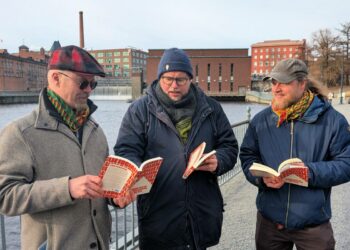 Toivo Jokkala (keskellä) kiersi Suomea Liikesosialismi-kirjan merkeissä. Tammerkosken partaalla keskusteluun osallistuivat KSL-opintokeskuksen Jukka Peltokoski ja Lode Press -kustantamon Svante Malmström.