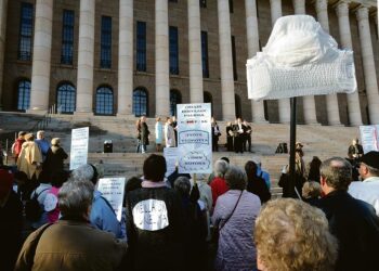 Omaishoitajat vaativat viime lokakuussa palkkaa ja vapaapäiviä työstään Eduskuntatalon edustalla.