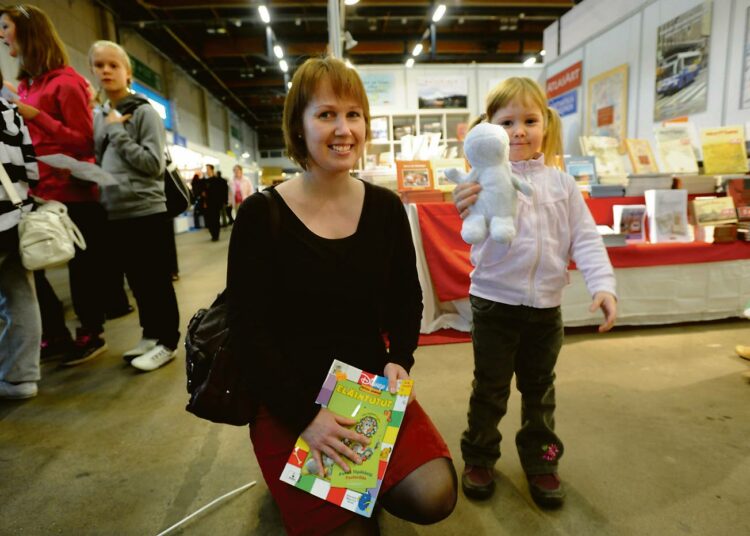 Nelivuotiaan Maija Halttusen mielestä Kirjamessuilla parasta ovat pehmolelut. Vieressä äiti Malla Halttunen.