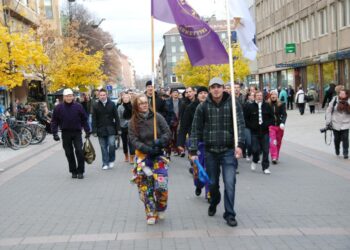 Turun kävelykadulle kerääntyi suuri joukko opiskelijoita peräämään oikeuksiaan.