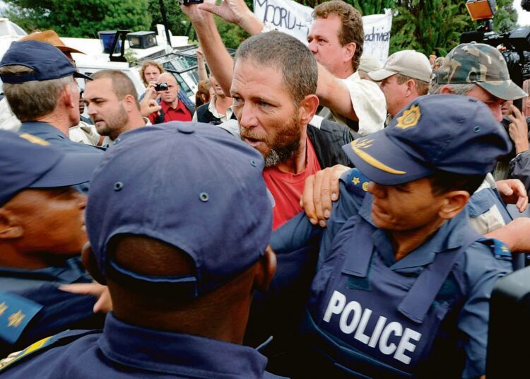 Etelä-Afrikan poliisi yritti pitää erillään vihaisia valkoisia buureja ja Afrikkalaisen kansalliskongressin ANC:n kannattajia Ventersdorpin tuomioistuimen ulkopuolella tiistaina.