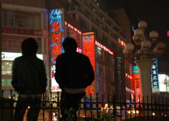 Kiinan nuoret haluavat päättää itse elämästään. Nämä teinipojat maleksivat Chongqingin miljoonakaupungin keskustassa.