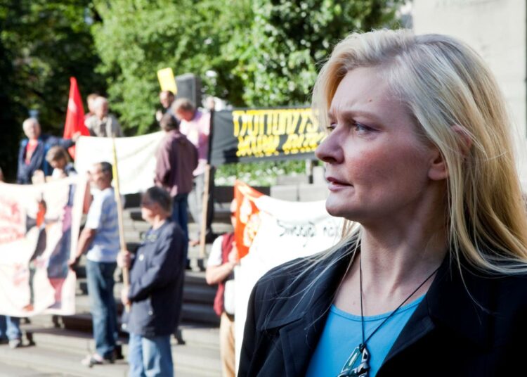 Anna-Maria Kantola jaksaa muistuttaa työttömien tilanteesta ministereille. Tänä vuonna kukaan ministereistä ei ehtinyt tervehtimään mielenosoittajia kiirehtiessään sopimaan valtion ensi vuoden talousarviosta.