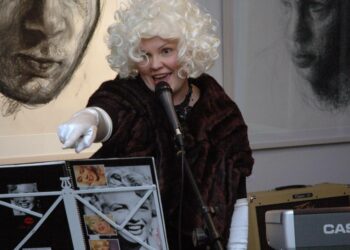 Tamperelainen kansanedustaja ja Vasemmistonaisten puhenainen Minna Sirnö viihdytti Marilyninä Hertassa Tampereella järjestetyssä juhlassa. Sirnö kertoi jättävänsä puhenaisen tehtävän runsaan viikon päästä pidettävässä kokouksessa.