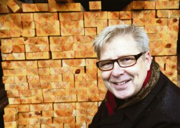 Professori Markku Kuisman mukaan teollistumisen alkuajoista eli 1800-luvulta lähtien suuri linja 1950-luvulle oli, että samat perheet ja suvut omistivat sukupolvesta toiseen suomalaisen suurteollisuuden.