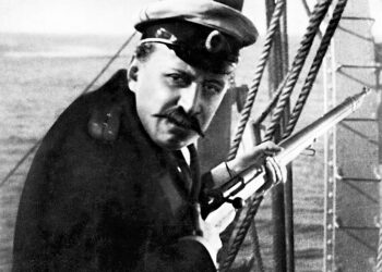 Sergei Eisensteinin kuuluisin, kerronnaltaan ja ilmaisuvoimaltaan uraauurtava elokuva kertoo laivaston merimiesten kapinasta Odessassa vuonna1905.