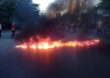 Syyrian opposition Shaam News Networkin välittämä kuva, joka sen mukaan esittää hallitusta vastustavien mielenosoittajien palavista autonrenkaista tekemää katusulkua Damaskoksessa torstaina.