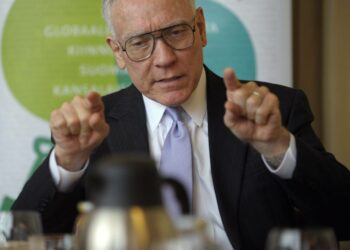 Raymond Baker toimi 35 vuotta kansainvälisessä bisnesmaailmassa. Nyt hän tutkii korruptiota, rahanpesua ja pääomapakoa.