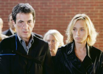 Ei sanaakaan on trilleri lääkäristä (François Cluzet, vas.), jota on epäilty vai-monsa murhasta. Oikealla Kristin Scott-Thomas.