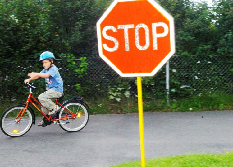 Osassa kouluista pienimpien lasten pyöräilyä kouluun on rajoitettu. Joissakin kouluissa koulumatkapyöräily on kielletty kokonaan.