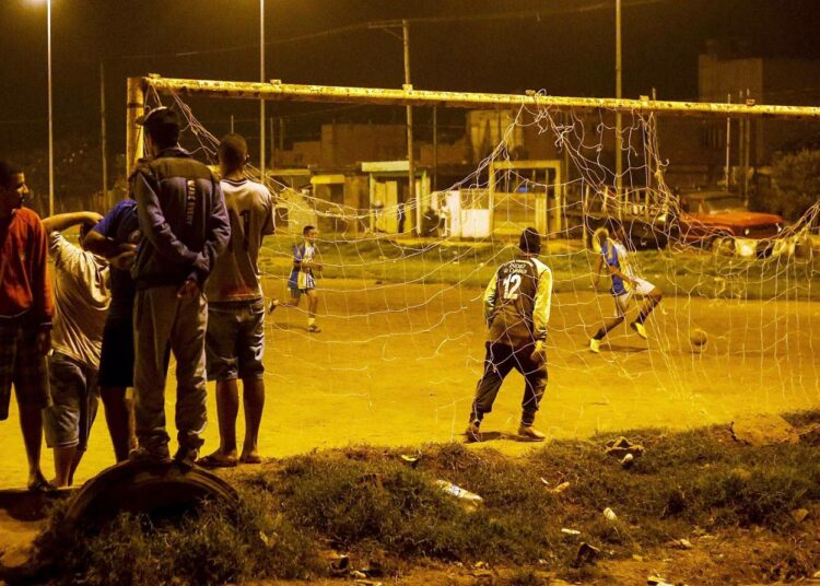 Nuoret pelasivat keskiviikkoiltasella jalkapalloa saopaulolaisessa favelassa Brasiliassa.