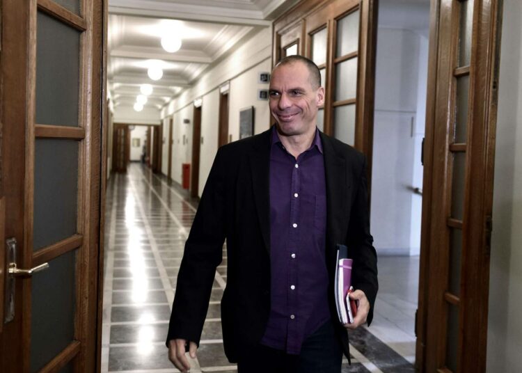 Kreikan valtiovarainministeri Gianis Varoufakis parlamentin käytävällä tiistaina.