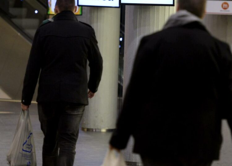 Keskuskauppakamarin velkakello tikittää Kampin kauppakeskuksessa. Tukea tavoitteilleen elinkeinoelämä saa kokoomukselta, perussuomalaisilta ja RKP:ltä.