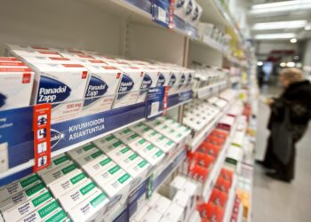 Parasetamolia on vaikuttavana aineena monessa ilman reseptiä myytävässä särky- tai flunssalääkkeessä, jolloin sitä voi epähuomioissa saada liikaa.