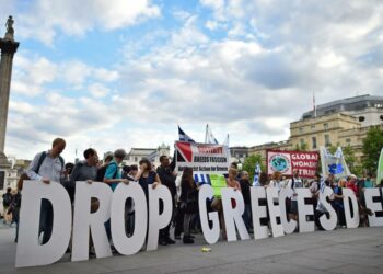 Mielenosoittajat antoivat tukensa Kreikalle Lontoossa tiistaina.
