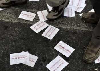 Mielenosoituksessa Ateenassa jaettiin sunnuntaina tarroja, joissa lukee ”mieluummin drakma kuin alistuminen".