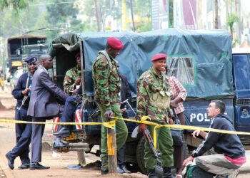 Al Jazeera -kanavan dokumentti-ohjelma syyttää Kenian poliisia rikoksesta epäiltyjen järjestelmällisistä murhista. Kuvassa poliisin erikoisyksiköiden miehiä vartiossa Nairobissa Westgaten ostoskeskuksen terrori-iskun aikana syyskuussa 2013.