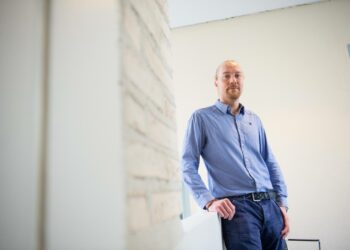 Perussuomalaisten menestyksen salaisuus on ollut kameleonttimainen kyky tarjota erilaisille ihmisille sopivia tarinoita, arvioi aihepiiristä väitellyt Niko Pyrhönen.