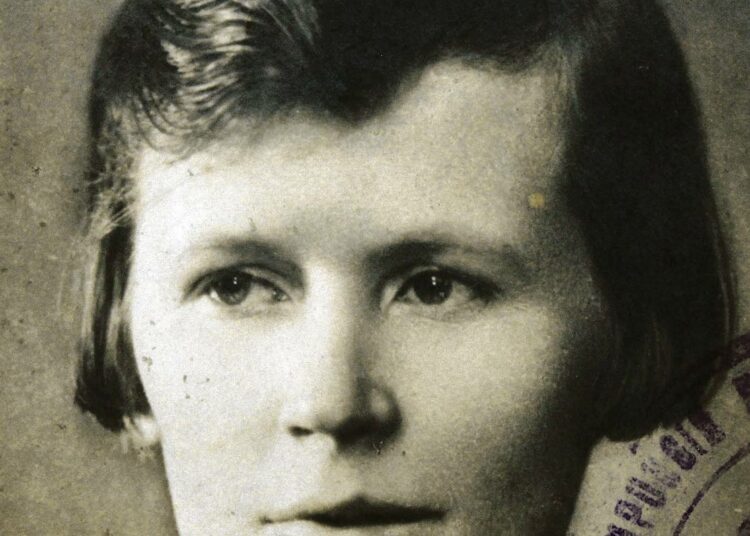 Ompelija Martta Koskinen oli yksi kymmenistä tuhansista suomalaisista, joita Suomen salainen poliisi tarkkaili 1920- ja -30-luvuilla. Hänen elämänsä päätyi kuolemantuomioon.