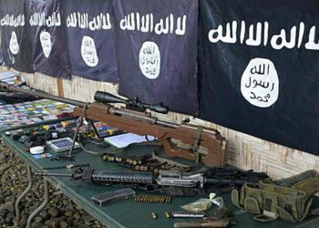 Isis-järjestön nimissä tehdyn iskun lippuja ja aseita Filippiineiltä.