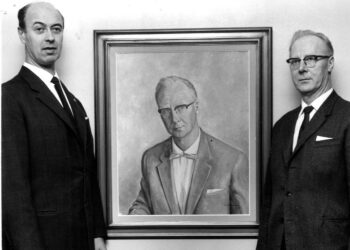 Kirjailija Martti Larnin (oik.) muotokuva paljastettiin vuonna 1963. Vasemmalla muotokuvan maalaaja, taiteilija Oiva Hurme.