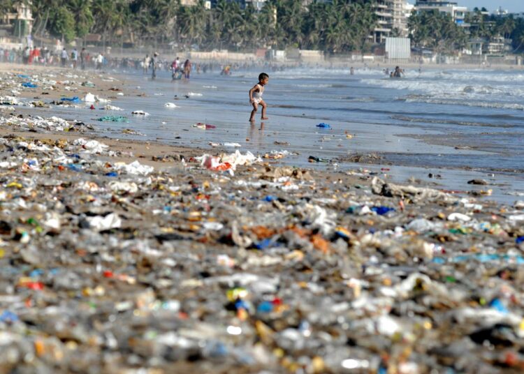 Merissä on enemmän muovia kuin kaloja vuoteen 2050 mennessä, jollei muoviteollisuus omaksu kiertotalouden periaatteita. Kuvassa pikkupoikka leikkii muovijätteen roskaamalla rannalla Intian Mumbaissa.