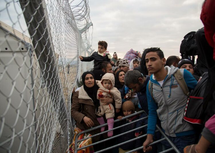 Kun Kreikan ja Makedonian raja suljettiin maaliskuussa, tuhansittain turvapaikanhakijoita jäi jumiin Idomeniin Kreikan puolelle.