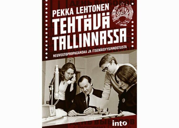 Tallinnan radion suomenkielisen toimituksen jäseniä suunnittelemassa Nuorten varttia vuonna 1969. Vasemmalta Leini Mägi, Pekka Lehtonen, Jüri Vilosius ja Viive Tikk.
